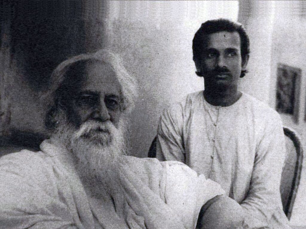 রবীন্দ্রনাথ ঠাকুরের (বামে) সঙ্গে যুবক শান্তিদেব ঘোষ (ডানে)